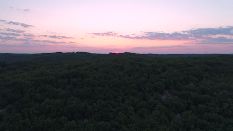 Sonnenaufgang-über-Einem-Wald-Per-Drohne.-Frankreich